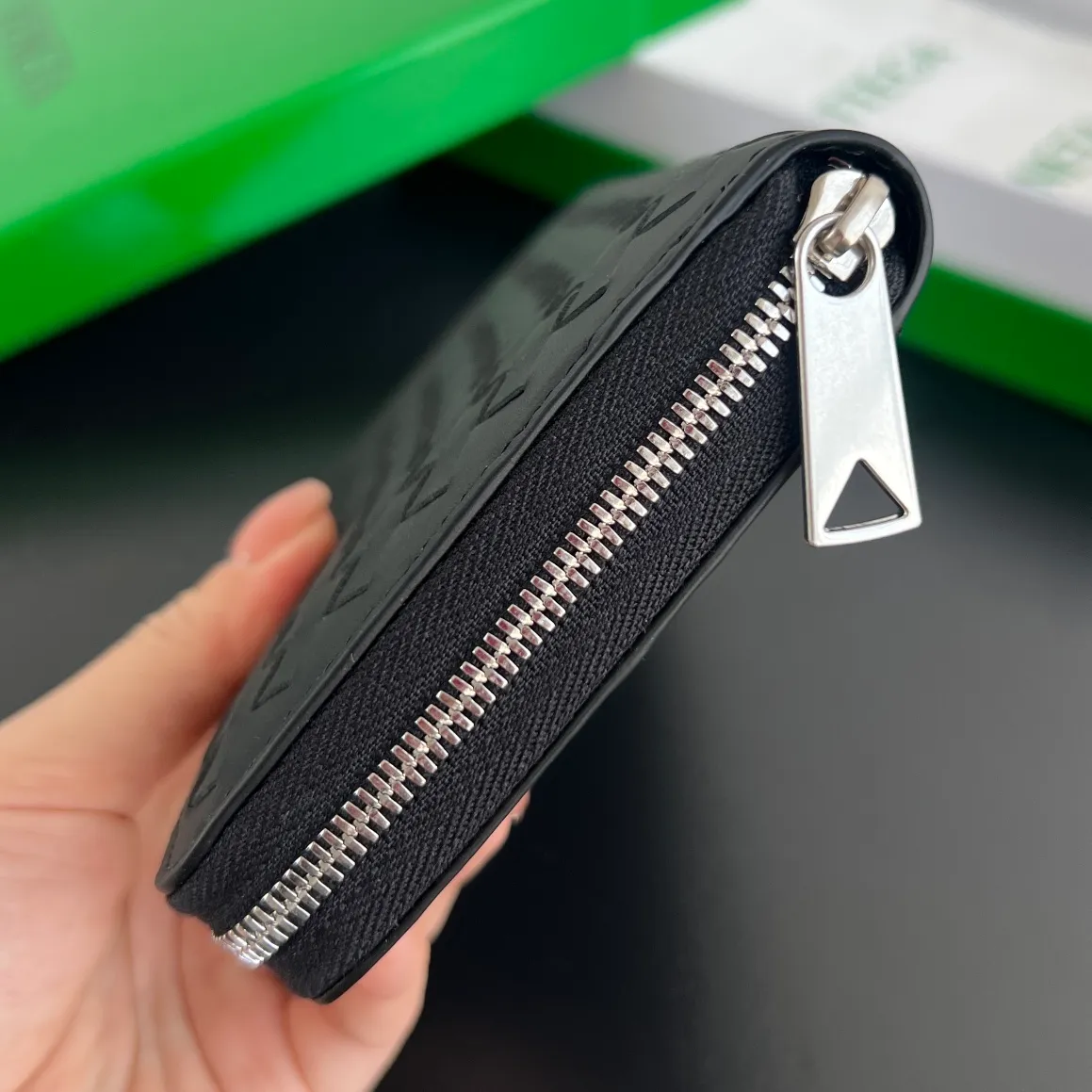 #Bv New Fine Woven Wallet 814680 The beloved small braid is back🎈Made of cowhide braid, soft, comfortable and textured. The detailed internal partition design and high-quality lining material ensure the durability and orderliness of the wallet. It can store cash/cards and other small items. It is very practical. It is enough to take it with you when you go out. This wallet is definitely your best choice. Size: 19x10x2 P1000